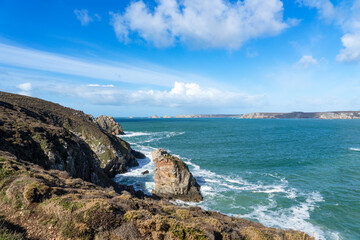 Vue automnale sur les rochers, falaises et les eaux turquoises de la mer d'Iroise sous un ciel bleu, sur la presqu'île de Crozon en Bretagne.