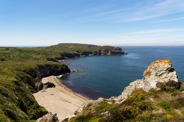 Vue imprenable sur la côte sauvage, la mer d'Iroise et la pointe rocheuse de Dinan depuis la presqu'île de Crozon en Bretagne.