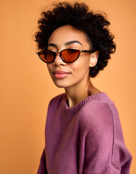 Italienerin, latina, frau, tr&auml;gt, lila, pullover, mit, sonnebrille, model, infront, on, a, solid, orange, hintergrund, stdio, aufnahme, herbstlich, oktober, posing, pose, sch&ouml;nheit, braun, isoliert