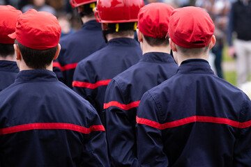 Des jeunes sapeurs pompiers volontaires lors d'une cérémonie officielle