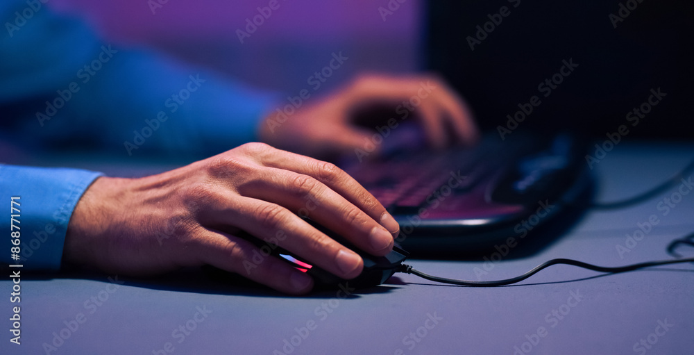 Aufkleber The image shows a closeup of a hand using a computer mouse. The person is sitting in front of a laptop, and the only light in the room is coming from the screen, cropped