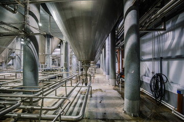Obraz premium Large industrial stainless steel vats for fermentation in modern brewery