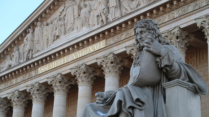 Statue de Jean-Baptiste Colbert devant la façade du palais Bourbon, siège de l'Assemblée Nationale française, à Paris (France)