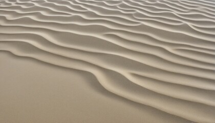 Obraz premium Beautiful sandy beach with gentle waves along the horizon for a tropical vacation promotion