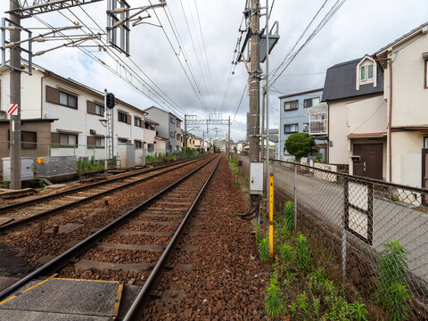 住宅地を通る能勢電鉄妙見線