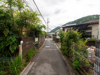 古い家が建ち並ぶ路地の風景