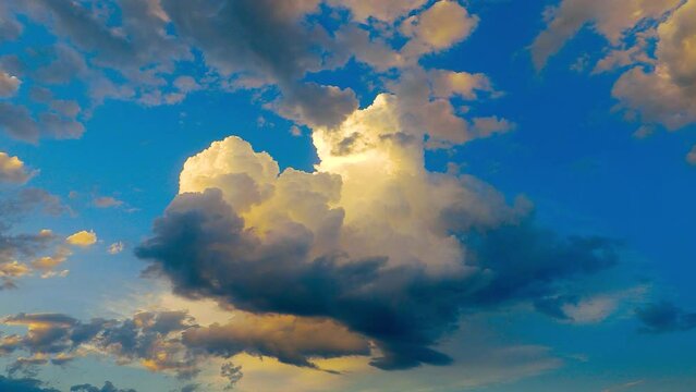 Sviluppo di cumulonembi nel cielo prima della pioggia 
