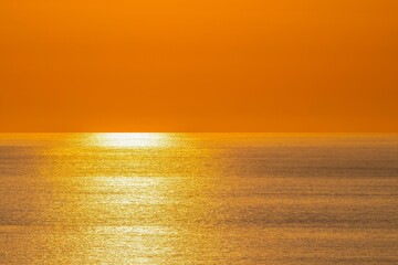屏風岩展望台から見た黄金色に染まる日本海の夕焼け情景