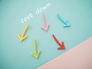 下降する複数の矢印とコストダウンcost downの文字