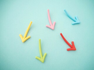 下降する複数の矢印　カラフル　コピースペース