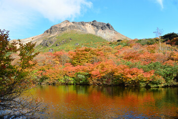 紅葉真っ盛り那須連山、姥ヶ平ひょうたん池から茶臼岳を望む