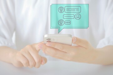 スマホでメッセージのやり取りをしている女性