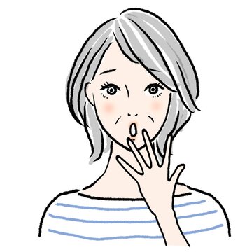 口元に手を当て困り顔のシニア女性