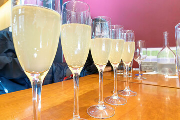 ポップなラベルが素敵な、オーストラリアの微発泡の白ワイン、Tuff nutt 2021を飲む。
松本市の有力な酒屋、おおつき酒店。
地元のワイン、日本酒を中心にハイクオリティなお酒を揃える。
この店舗は角打ち（スタンディングバー）が併設されていて、厳選されたワイン、日本酒を格安で楽しむことができる。
美しい長野の中核都市、宵の松本市を歩く。
日本国長野県松本市 - 2021年11月7日。
