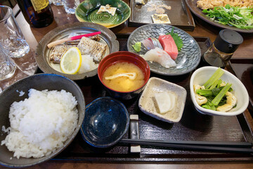 本日のおすすめの和定食。
タチウオの塩焼き、刺身盛り合わせをメインに小鉢他がつく。

松本市内の有名和食店、「しき（糦）」。
開店前から順番待ちの行列ができる人気店である。
圧倒的な地酒（地元の長野県で作られる日本酒）の品揃えと、長野の山の幸と日本海から取り寄せる海の幸を活かした、絶品の定食が味わえる。
美しい長野の中核都市、松本市を歩く。
日本国長野県松本市 - 2021年11月7日。
