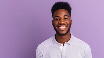 Obraz premium A smiling millennial man in a polo shirt, looking confidently at the camera against a solid purple background