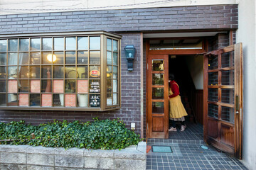 松本市内の老舗の洋菓子店「大倉チーズケーキ店」。
地元で大人気のチーズケーキ専門店である。

美しい長野の中核都市、松本市を歩く。
日本国長野県松本市 - 2021年11月7日。
