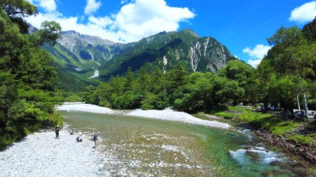 河童橋から見える長野県上高地の夏の風景 梓川と穂高連峰  4K