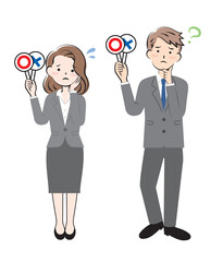 マルバツの札を持つスーツ姿の男女　正解　不正解　悩む