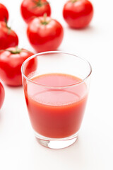 白背景にトマトジュース