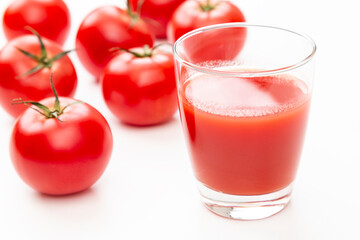 白背景にトマトジュース