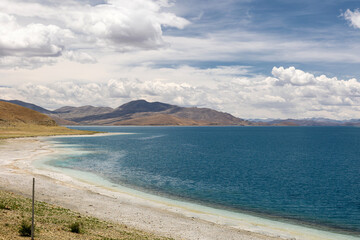 The enchanting scenery of Yamdrok Lake