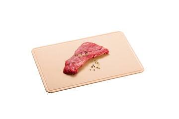 깨끗한 플라스틱 도마위에 신선한 소고기.
