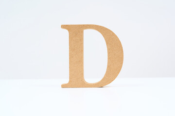 アルファベットの「D」の木製ブロック