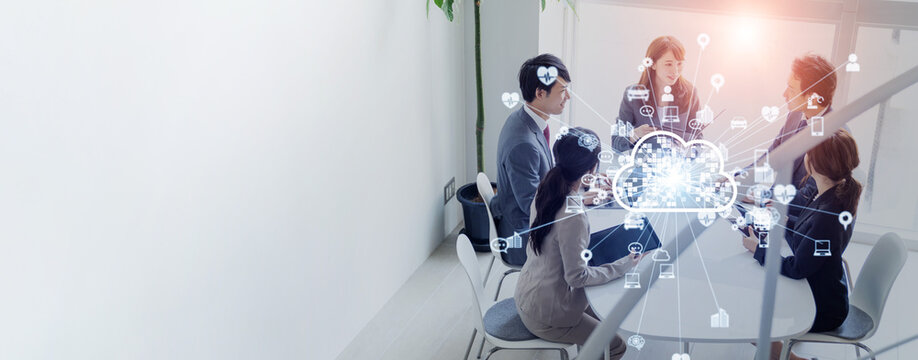 会議するビジネスパーソンとクラウド - Powered by Adobe