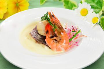 フレンチの魚料理　海老と帆立と鯛のクリームソース