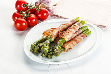 Grilled asparagus with bacon