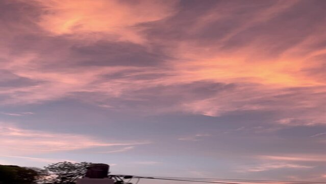 Atardecer naranja rosita con nubes