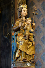 Holy Mary, Madonna, holding baby Jesus Christ in her arms. with the child. Sainte Marie, la Madone, tenant l'enfant Jésus-Christ dans ses bras.