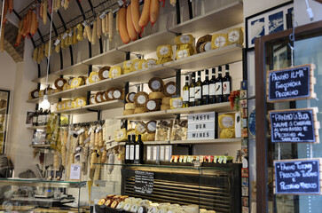 Fototapeta premium A shop selling local and typical italian produce in the historic center of San Gimignano, Tuscany.
