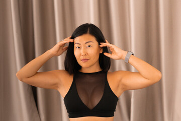 Naklejka premium Portait of a sporty asian woman in fitness studio