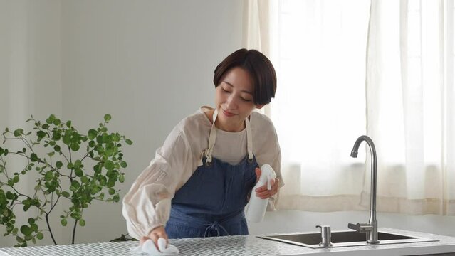 キッチンを掃除する主婦