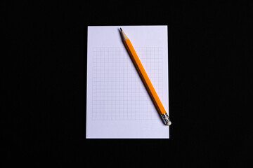 Ein Bleistift liegt auf einem Notizblock mit Platz f&uuml;r Notizen. 