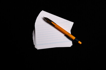 Ein Kugelschreiber mit Papier für Notizen, Copy Space