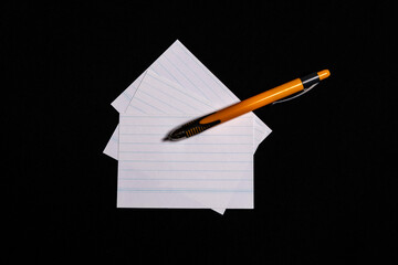 Ein Kugelschreiber mit Papier für Notizen, Copy Space