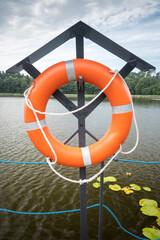 Koło ratunkowe, jezioro, pomost, wakacje. © Blaszko