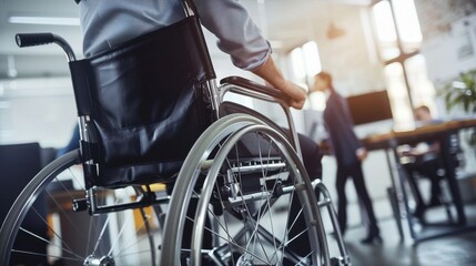 Obraz premium A man in a wheelchair is sitting in a room with a few other people