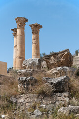 Columnas corintias del santuario de Zeus en la antigua ciudad romana de Gerasa o Jarash, Jordania.