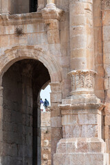 Obraz premium Vista del arco de Adriano en las ruinas romanas de Gerasa, Jordania.