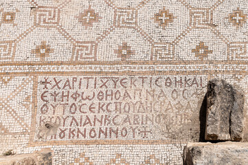 Antiguo mosaico bizantino con esvasticas y letras en griego en una iglesia antigua de la ciudad romana de Gerasa o Jerash, Jordania.