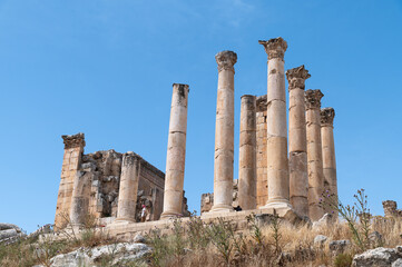 Fototapeta premium Columnas corintias del santuario de Zeus en la antigua ciudad romana de Gerasa o Jarash, Jordania.