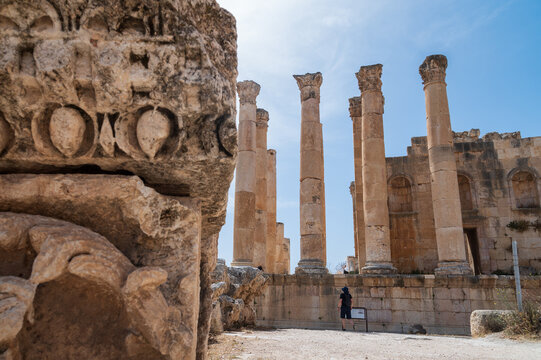Columnas corintias del santuario de Zeus en la antigua ciudad romana de Gerasa o Jarash, Jordania.