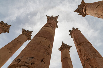 Columnas corintias del templo de Artemisa en la antigua ciudad romana de Gerasa o Jerash, Jordania.