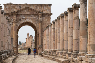 Vista del tetrapilon y el cardo con sus columnas en la antigua ciudad romana de Gerasa o Jarash,...