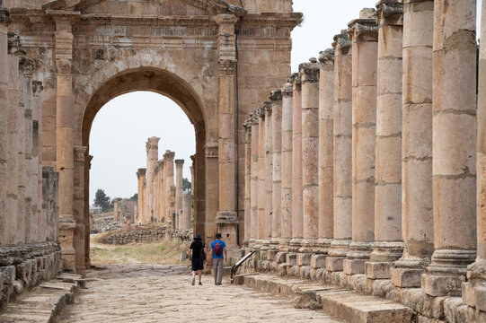 Vista del tetrapilon y el cardo con sus columnas en la antigua ciudad romana de Gerasa o Jarash, Jordania.