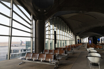 Salas de espera en el interior del moderno aeropuerto internacional reina Alia en Amán, Jordania.